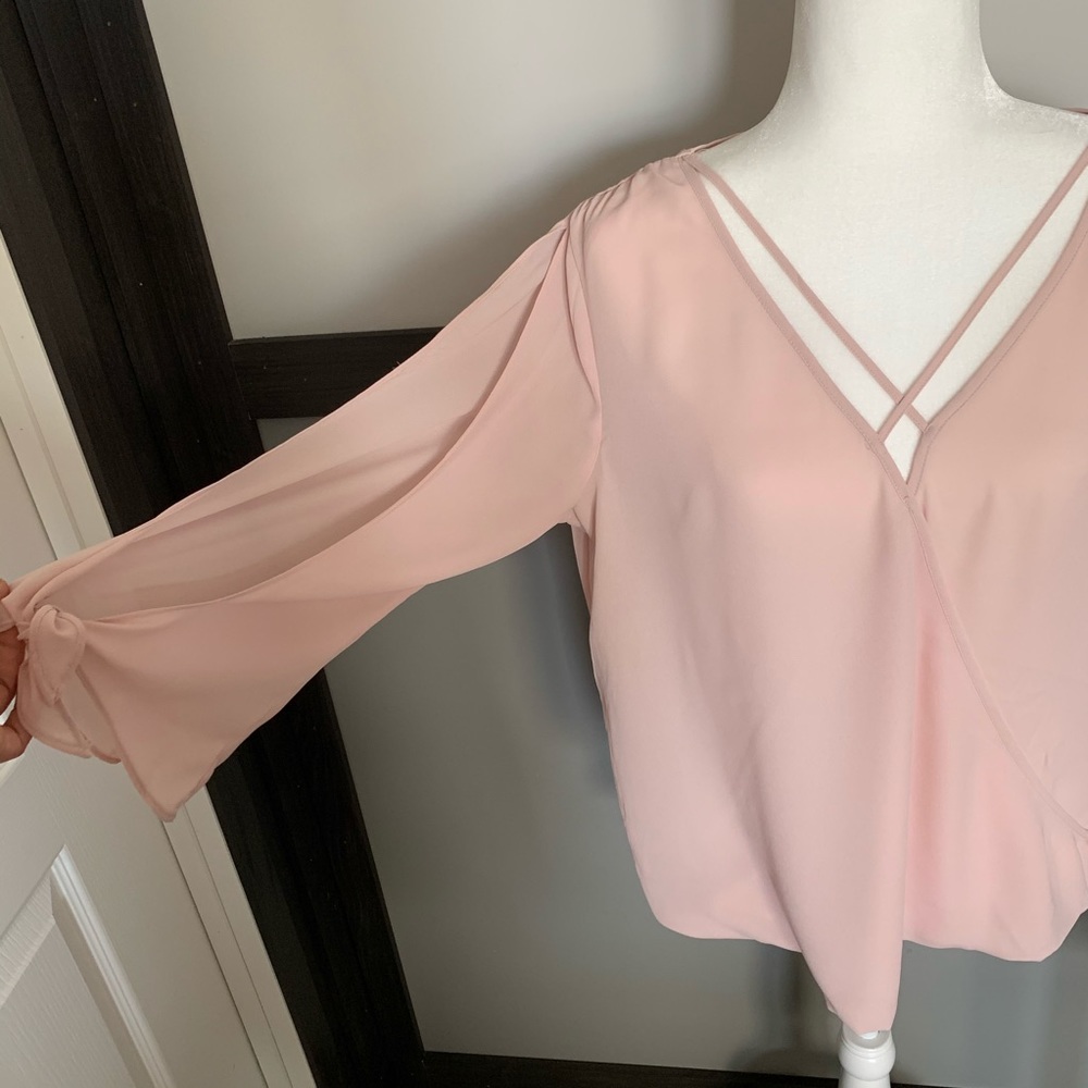 BOLD ELEMENTS pale pink slit sleeve v-neck size L - Picture 4 of 14